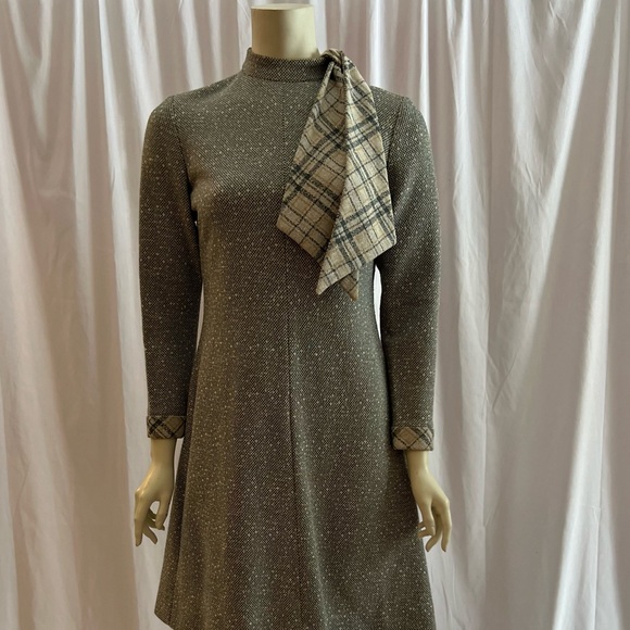 VINTAGE Leslie Fay double knit A-line dress with attached scarf. - Picture 8 of 11